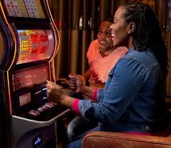 Layar taruhan live dealer dengan opsi chip, tabel, dan feed dealer langsung